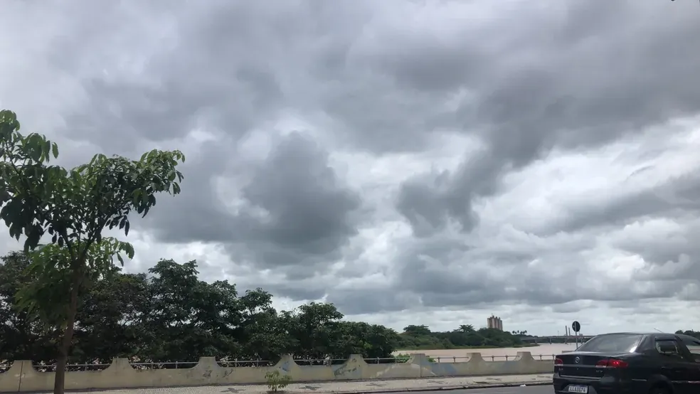 PORTO VELHO SOB CHUVA - Tempo abafado e pancadas de chuva marcam a terça-feira (5) em Rondônia 
